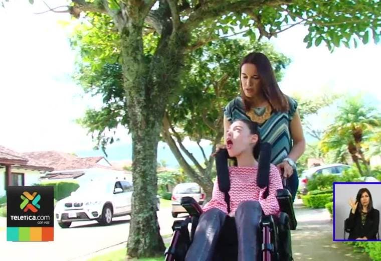 Joven con parálisis cerebral podrá comunicarse y controlar silla de ruedas con su voz