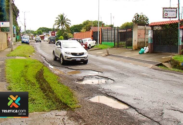 Decenas de conductores arriesgan su vida al intentar esquivar enormes huecos en calle de La Guácima