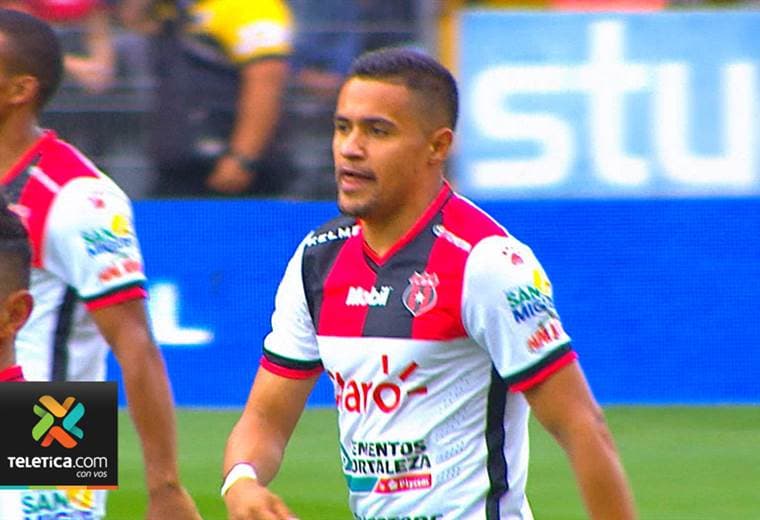 Róger Rojas vivió de todo en el clásico: anotó, discutió y criticó al árbitro