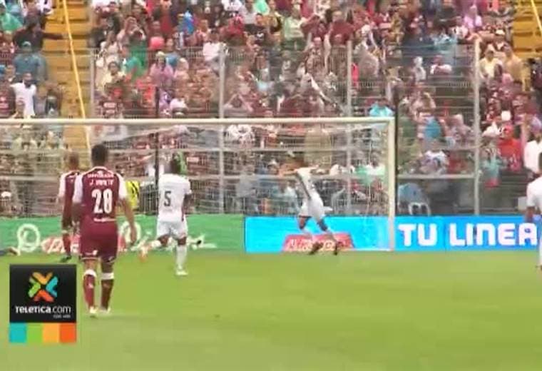 Róger Rojas vivió de todo en el clásico: anotó, discutió y criticó al árbitro