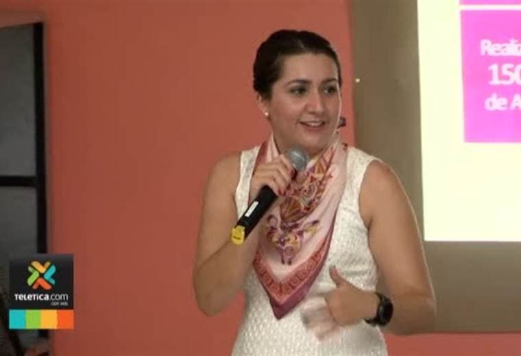 Mujeres participaron de jornada educativa sobre el cáncer de mama en la clínica Clorito Picado