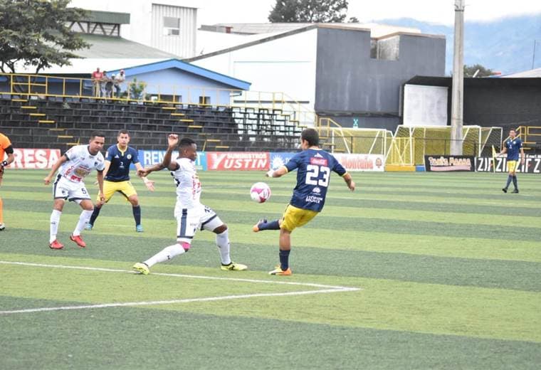 Moisés Arce de Guadalupe intenta enviar un centro ante la marca de James Hudson de Grecia.|Prensa Guadalupe