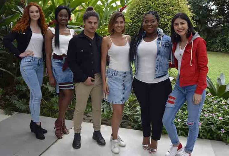 Familia indígena sale adelante con la venta de ropa de mezclilla