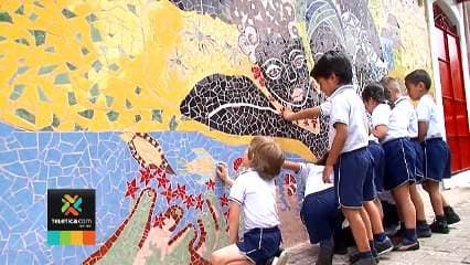 Nuevo mural de cerámica embellece el centro de San José