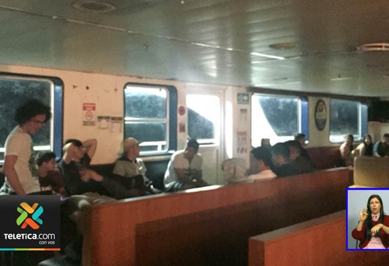 Grupo de personas pasaron la noche en el ferry en Paquera tras los daños provocados por lluvias