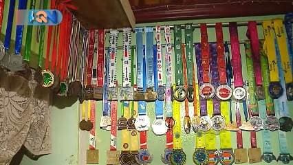 No cualquier persona decide comenzar a correr a su tercera edad. Menos tomarlo como un deporte o forma de vida y más aún, hacerlo todos los fines de semana. La historia de estos abuelitos es aún más tierna porque ellos hacen todo juntos. Acompañemos a recorrer sus medallas e historias de vida en su inspiradora historia.