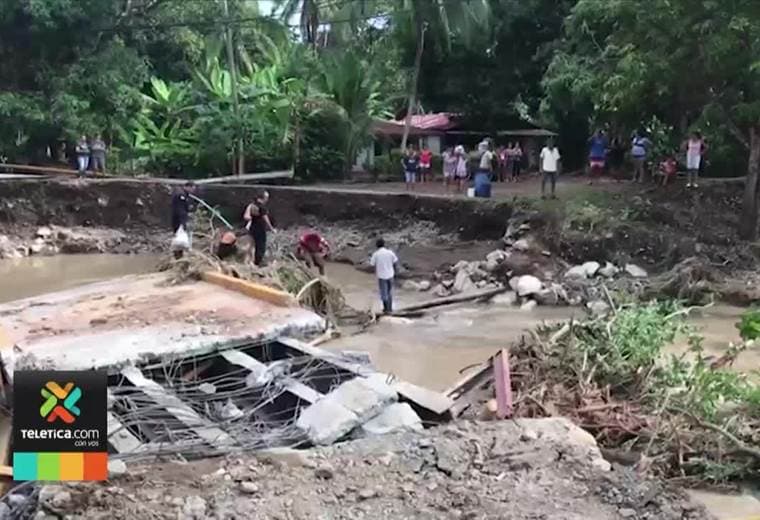 Policías se ayudan con problemas de lluvias en Nicoya