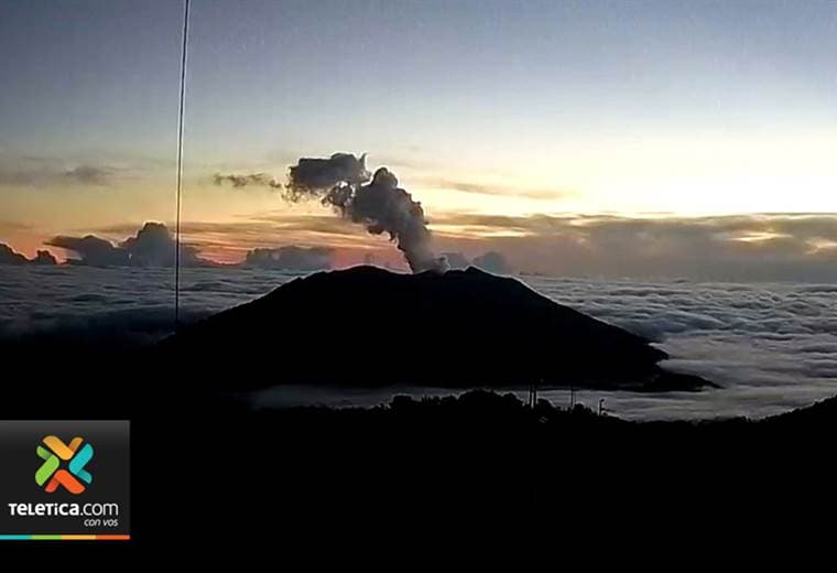 Volcán Turrialba presenta actividad esta mañana