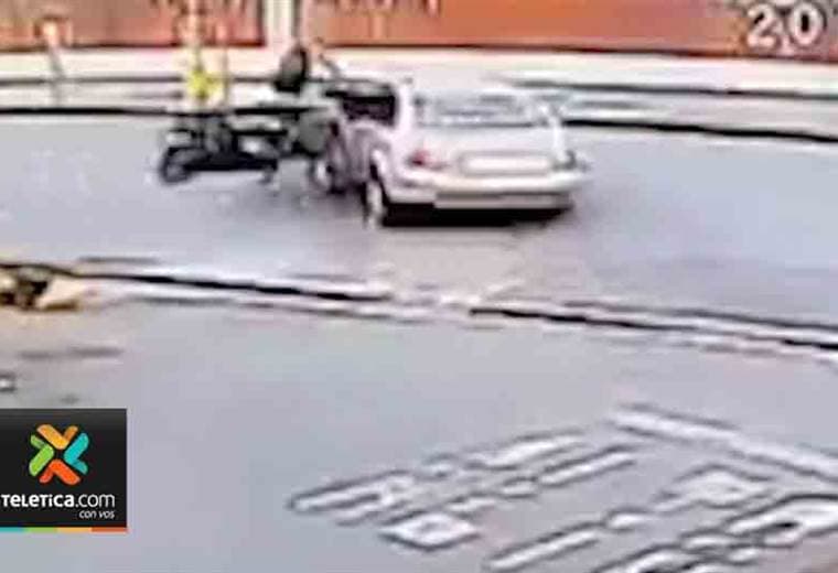 Hombre que chocó a motociclista en Tibás mientras huía de la policía será procesado por Fiscalía