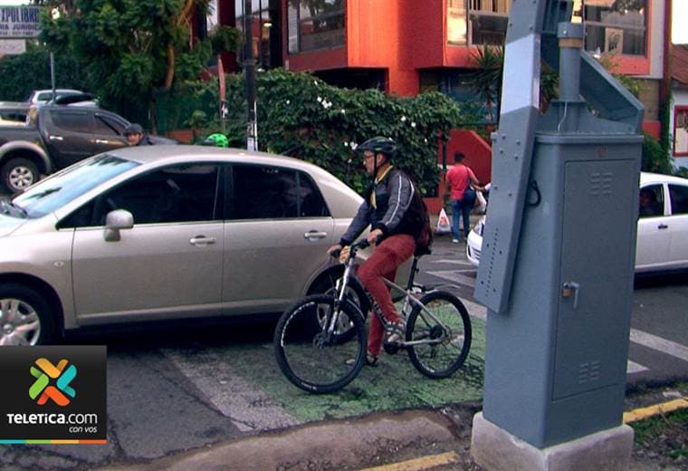 Ciclistas denuncian que una aguja del cruce del tren invade "caja de seguridad" de ciclovía
