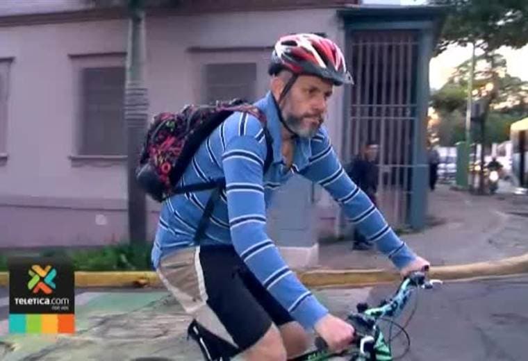 Ciclistas denuncian que una aguja del cruce del tren invade "caja de seguridad" de ciclovía