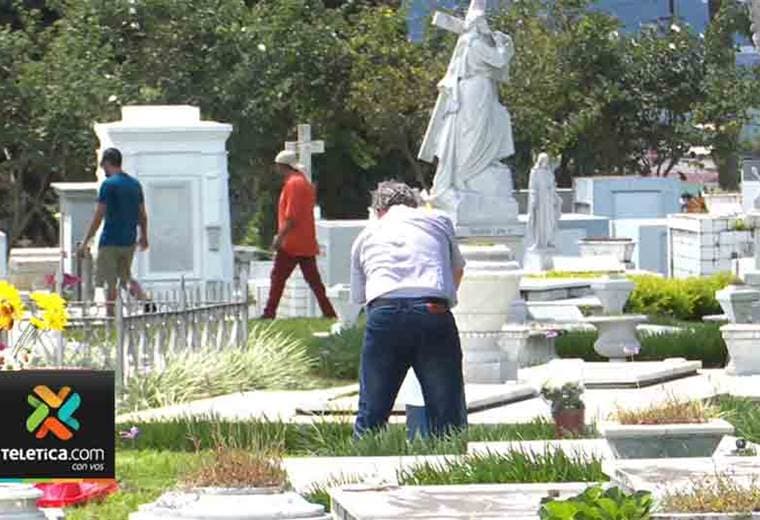 Cementerios se llenaron de visitantes en el Día de los Santos Difuntos