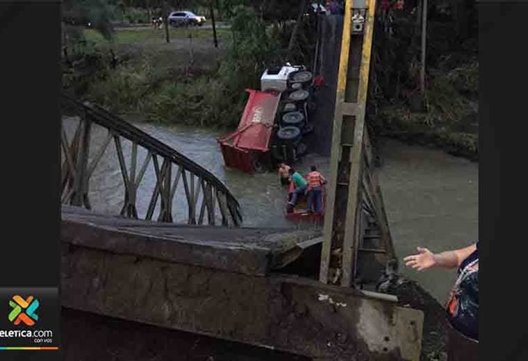 Una persona está atrapada tras colapso de puente Bailey con varios vehículos en San Carlos