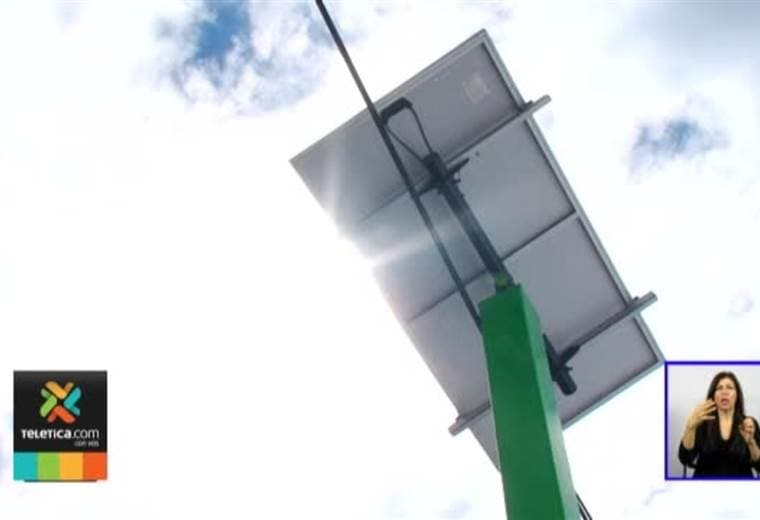 Energía solar abastece algunos semáforos de San José