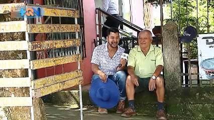 Don Leonardo vecino del Cantón de la Cruz se convirtió en el hijo predilecto del cantón al salvar uno de los árboles de la comunidad que estaba en peligro de extinción. Gracias a esta iniciativa los cruceños hoy gozan y disfrutan de la sombra de este árbol que fue declarado "el árbol cantonal". Fue así como don Leo se convirtió en el padre de cientos de guayacanes que hoy viajan por todo el pais, con motivo de su conservación. A continuación su historia.