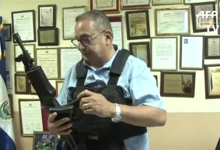 El alcalde que patrulla armado su asediado pueblo en El Salvador
