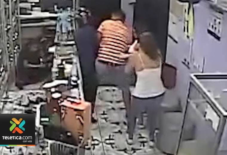 Video muestra como dos delincuentes mataron al cliente de una perfumería en Grecia