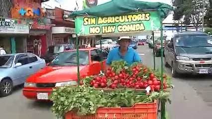 odos los días este puriscaleño recorre las calles del centro del cantón con un pequeño carretillo cargado de verduras. El apodo nace de un problema de habla que tiene desde pequeño, pero que no lo acompleja. Comenzó con este negocio debido a un despido hace más de una década.