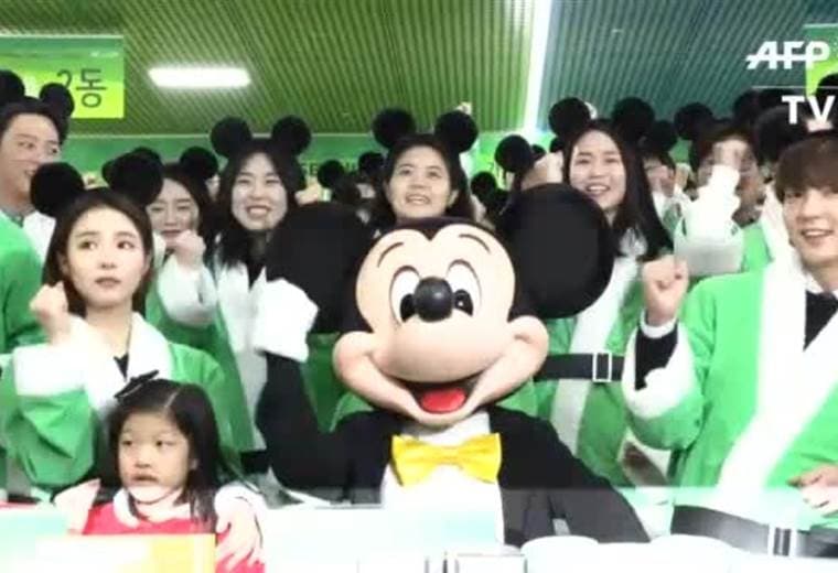 Mickey envuelve regalos navideños para niños de Corea del Sur
