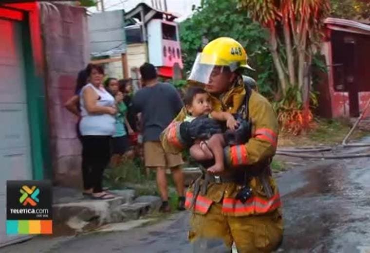 los bomberos rescataron a dos niños y tres adultos atrapados en una casa que fue consumida en su totalidad por las llamas