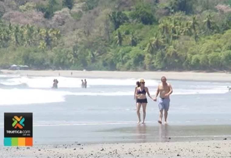 Antes de ingresar al mar infórmese sobre las corrientes de resaca y la presencia de salvavidas