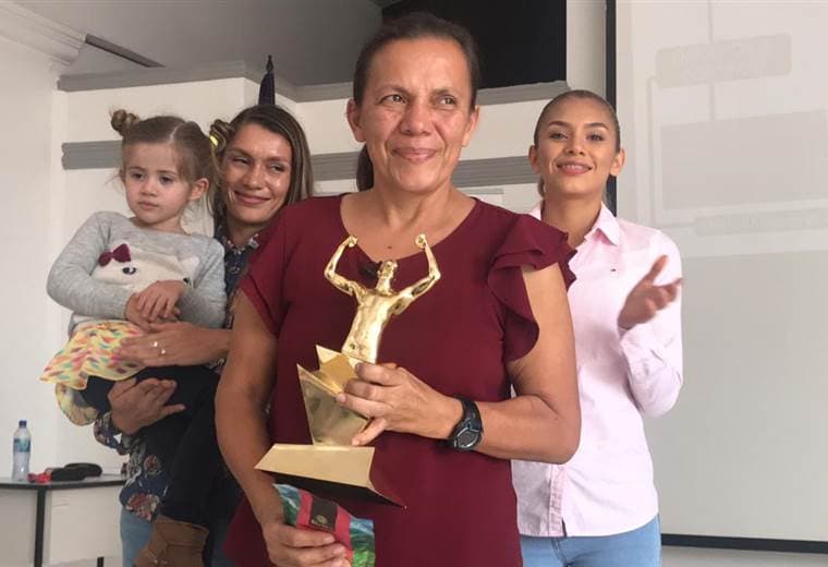 Dixiana Mena recibió junto a sus hijas Andrea y Noelia en compañía de su nieta Avril (hija de Andrea), la estatuilla que la acreditó con el “ Premio Colaboración” dado por la Cadena Univisión.|CON