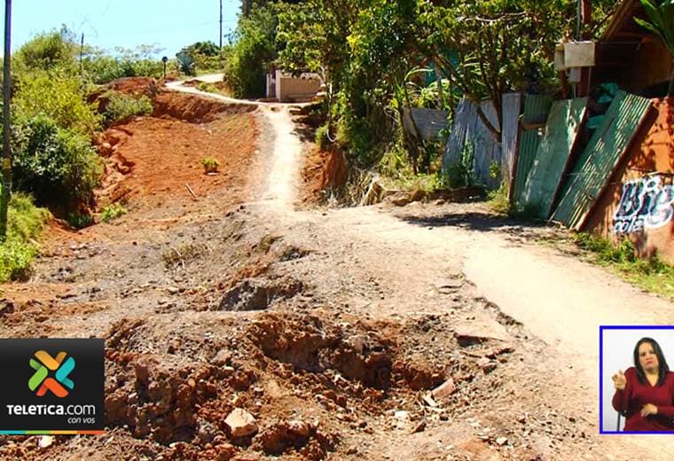Deslizamiento pone en riesgo a vecinos de calle Los Camacho en el Guarco de Cartago