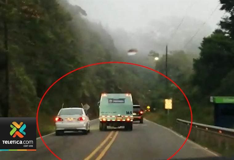 Video muestra como dos conductores realizaron maniobras temerarias en el Cerro de la Muerte
