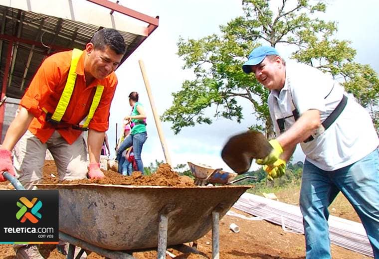 Periodistas de Canal 7 se sumaron a Sueños de Navidad para construir casa para familia de Naranjo