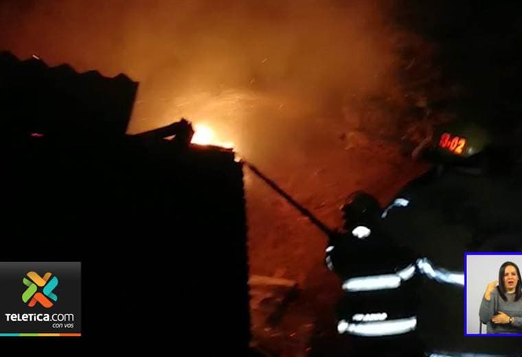 Llamas consumieron una humilde vivienda esta noche de martes en Naranjo