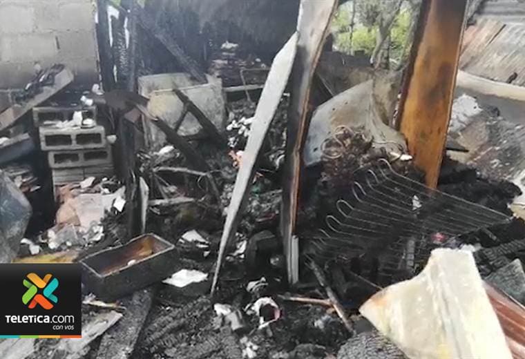 Incendio consumió por completo dos casas en Siquirres