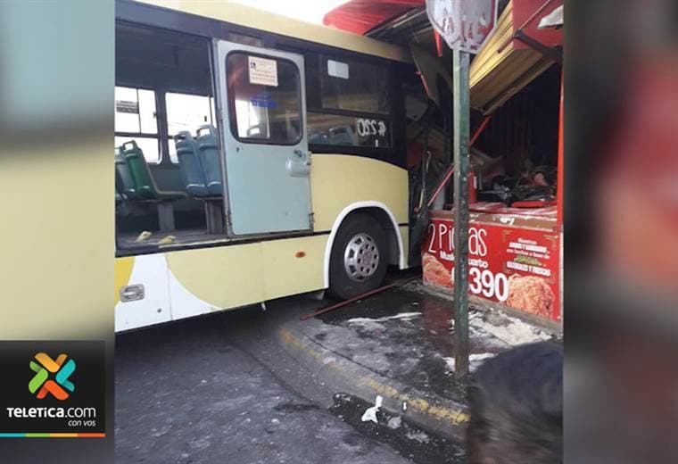 Impacto de autobús contra local comercial dejó 10 personas heridas en Alajuelita