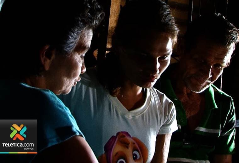 Sueños de Navidad: Padres de joven con retardo mental deben atenderla las 24 horas del día