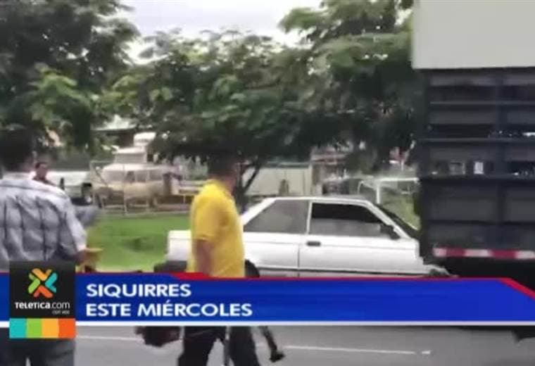Video muestra cuando vehículo atropella a oficial de Tránsito en Siquirres
