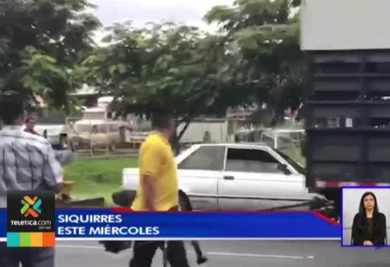 Video muestra cuando vehículo atropella a oficial de Tránsito en Siquirres