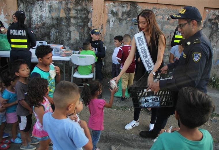 Miss Costa Rica y la Fuerza Pública llevan felicidad y útiles escolares a niños de Pavas