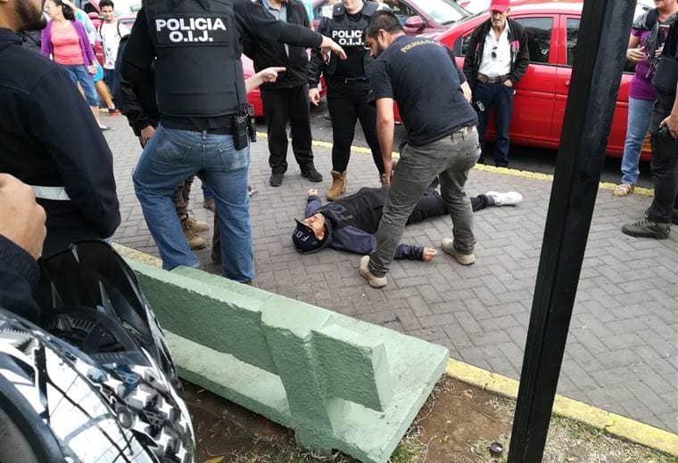Policías judiciales balean y detienen a asaltante tras robar en local de Alajuelita