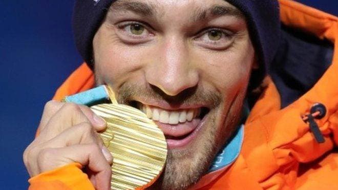 El holandés Kjeld Nuis disfrutó de su medalla de oro.