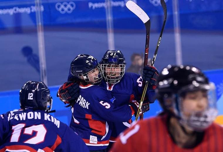 Randi Griffin celebra junto a Caroline Park el primer gol en la historia de Corea, el equipo unificado de la península que participó en el torneo de hockey en PyeongChang.