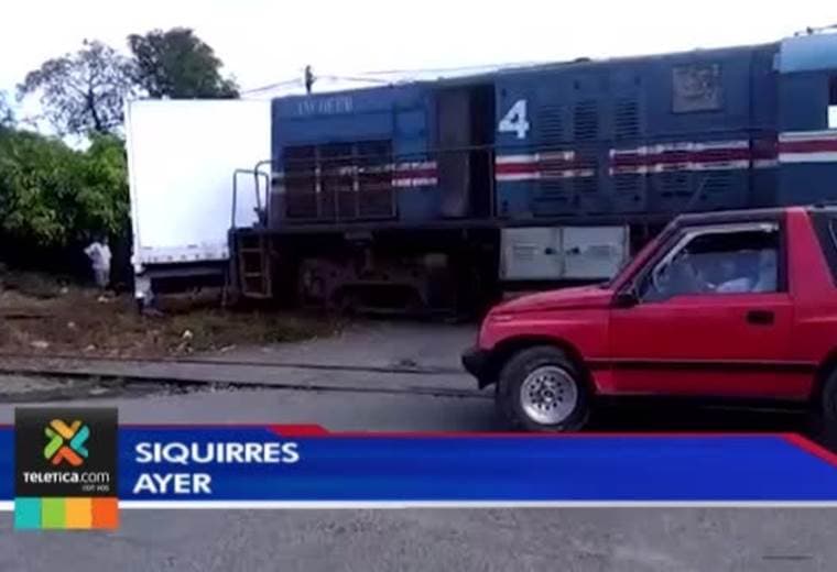 Maquinista de un tren en Siquirres sobrevivió al aparatoso impacto contra un camión