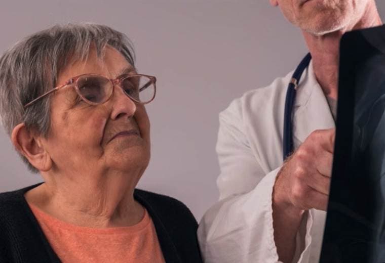 Conozca todo sobre el cáncer de mama en adultas mayores