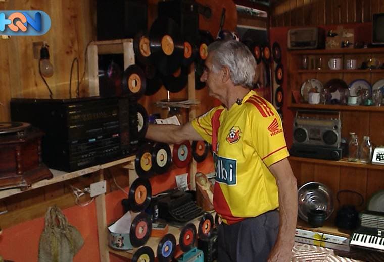 En San Pablo de León Cortés Jorge Espinoza Espinoza ha cobrado buena fama por dos razones: la primera es que nunca se quita la camisa de su amado equipo el Herediano, y la segunda porque su casa es como un museo lleno de historia.