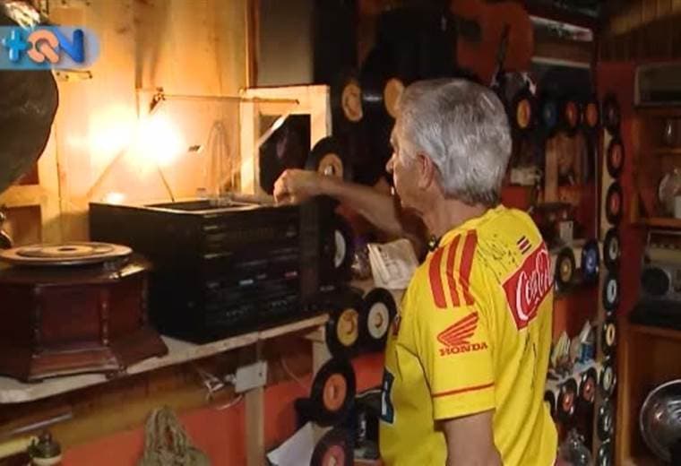 En San Pablo de León Cortés Jorge Espinoza Espinoza ha cobrado buena fama por dos razones: la primera es que nunca se quita la camisa de su amado equipo el Herediano, y la segunda porque su casa es como un museo lleno de historia.
