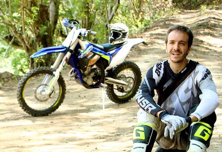 Él es Felipe Pazos… tiene 31 años de edad… y es un corredor de motocross…