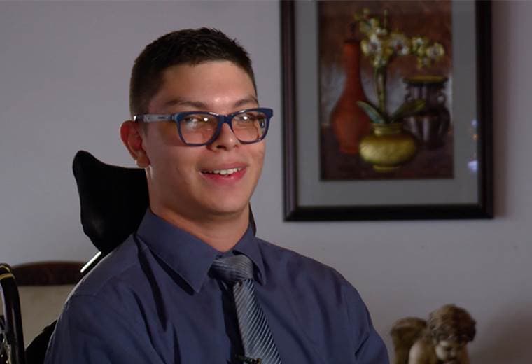 Joven con parálisis cerebral votará por primera vez y nos da una lección de civismo