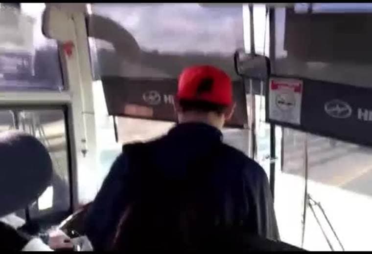 Pelea dentro de bus fue registrada por los pasajeros