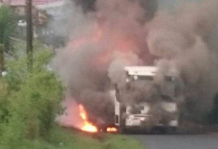 Autobús arde en llamas en Paraíso de Cartago