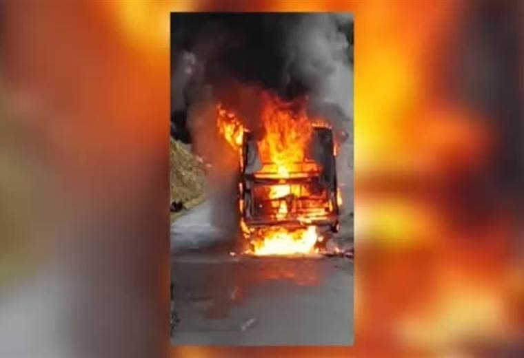 Autobús arde en llamas en Paraíso de Cartago