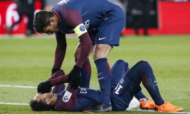 Neymar Jr. fue retirado en camilla en el clásico de este domingo entre PSG- Marsella.