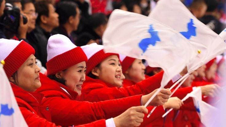 Atletas de ambas coreas desfilaron bajo una única bandera en Pyeongchang.|BBC
